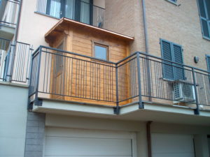 casetta monofalda sul balcone