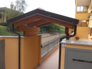 copri cancello in legno lamellare