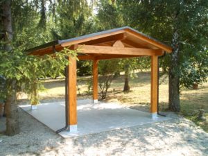 gazebo a due falde in legno lamellare