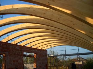 tetto curvo di legno lamellare