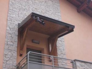 tettoia a sbalzo in legno lamellare